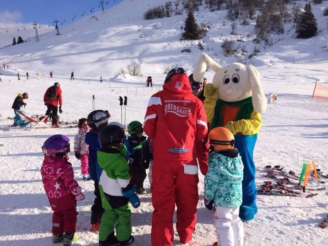 Snowli und die Kids, natürlich sind auch wir von der Skischule nicht weit