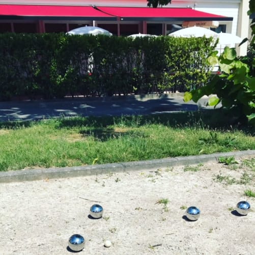 Boules de pétanque à votre disposition 