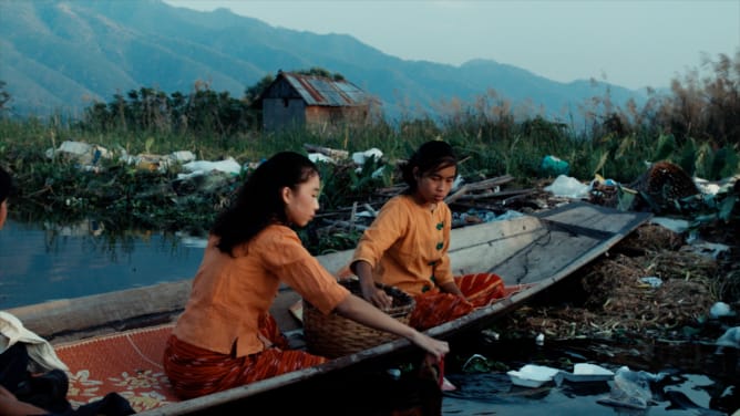 Ramassage des déchets sur le lac Inle