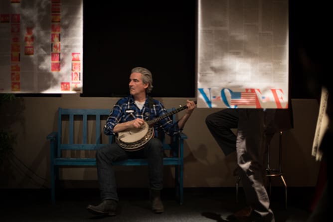 Vernissage im Schlösslekeller in Vaduz mit Onepage Hausmusiker Clawhammer Banjo Heinz Rohrer