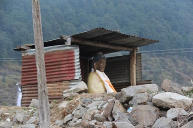 Eine Statue eines kleinen Klosters hat auf wunderbare Weise überlebt, man hat ihr eine kleine Schutzhütte gebaut.