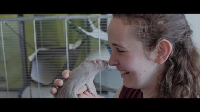 Myriam tenant sa ratte Kiri qui l'a accompagné pendant ses études de Biologie