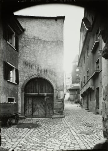 Früher: Altes Tor zum Sennhof. 