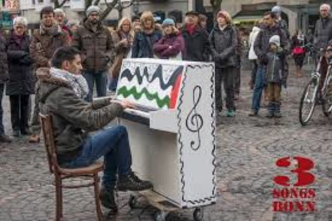 «Mais ce type assis là, en haut, qui chante de manière si poignante, n’est pas seul. Ce n’est pas un soliste. C’est l’oeuvre de beaucoup d’autres : de ceux qui lui ont donné des poèmes, ceux qui ont poussé le piano avec lui, ceux qui ont pédalé sur la mobylette pour produire de l’électricité, qui l'ont encouragé, qui ont enduré la torture pour le protéger.»Aeham Ahmad