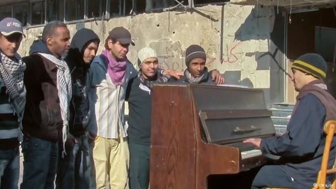 «Mais ce type assis là, en haut, qui chante de manière si poignante, n’est pas seul. Ce n’est pas un soliste. C’est l’oeuvre de beaucoup d’autres : de ceux qui lui ont donné des poèmes, ceux qui ont poussé le piano avec lui, ceux qui ont pédalé sur la mobylette pour produire de l’électricité, qui l'ont encouragé, qui ont enduré la torture pour le protéger.»Aeham Ahmad