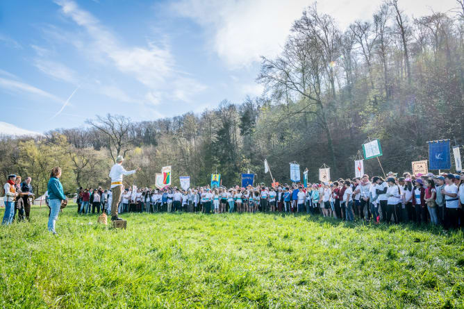 Eröffnungsfeier mit Rezitieren von Gedichten und Singen von Liedern