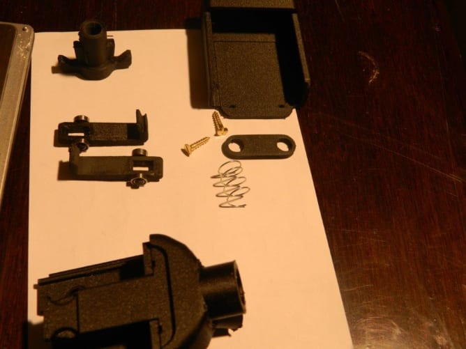 détail des pièces: capot,couvercle,guide,bras, pièce mobile,ressort rappel, vis