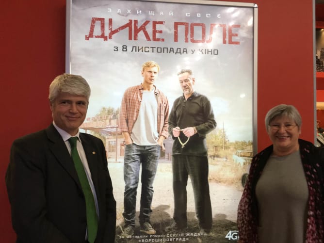 Botschafter Guillaume Scheurer und Elisabeth Boner, Kommunikationschefin der Bülacher Firma Vetropack (mit einem Tochterbetrieb in der Ukraine), die unseren Film grosszügig gesponsert hat.