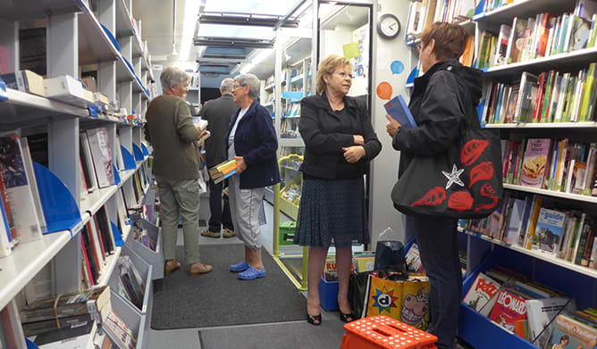 Le Bibliobus est aussi un lieu convivial