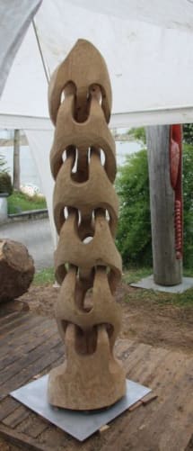 Vielfältige Holzbildhauerei mit Figuren im Freien von Eberhard Rieber aus Jestetten.