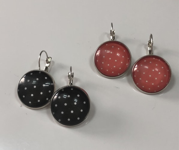 les boucles d'oreilles (rouge et noir)