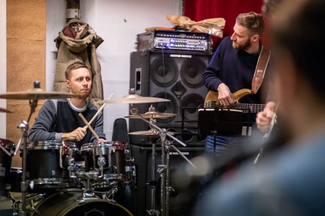 Antonin à la batterie et Quentin à la basse et au chant (Photo: On The Roots)