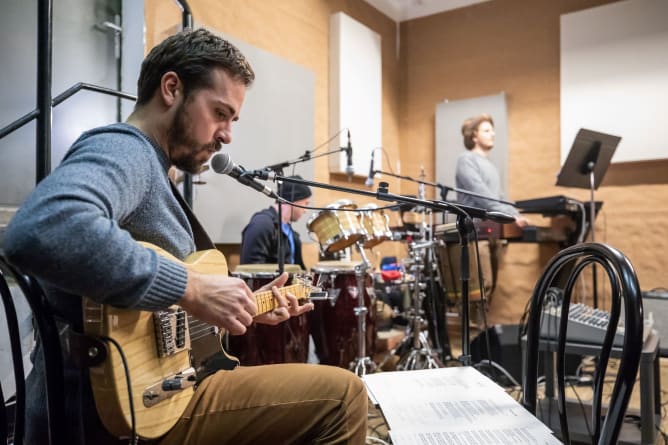 Léo au chant et à la guitare rythmique (Photo: On The Roots)