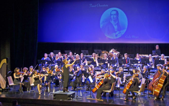 Konzertaufnahme «Les Elles Symphoniques» unter der Leitung der Gründerin, Valérie Seiler in «La comète» von Hésingue.