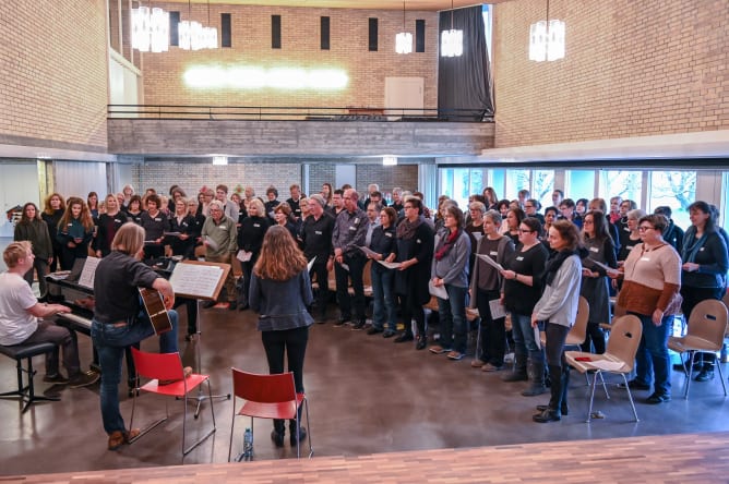 Rund 100 SängerInnen aus der Schweiz machen bei den SwissGospelSingers mit.