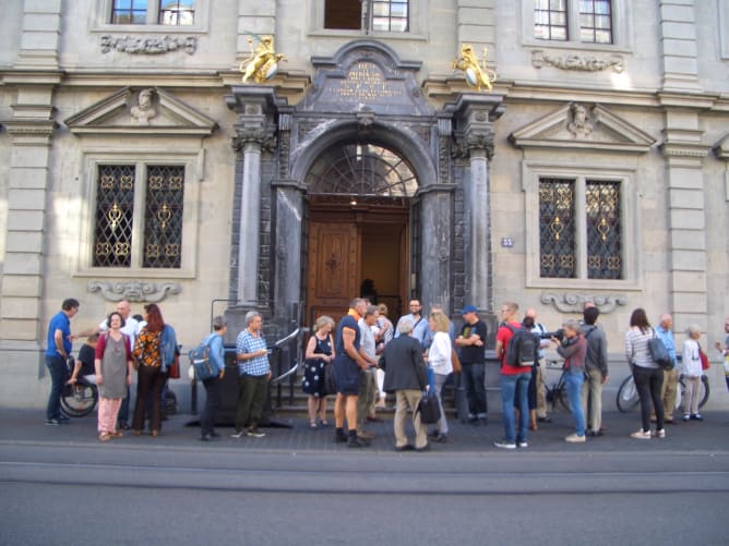 Petitionsübergabe vor dem Stadthaus (Bild Gina Attinger)