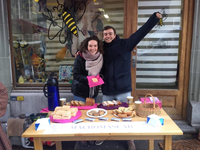 La fantastique Léonore a initié une vente de gâteaux pour Macromascar au marché de Fribourg !