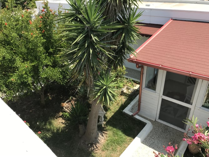 Aussicht auf das Gästehaus von der Terrasse aus