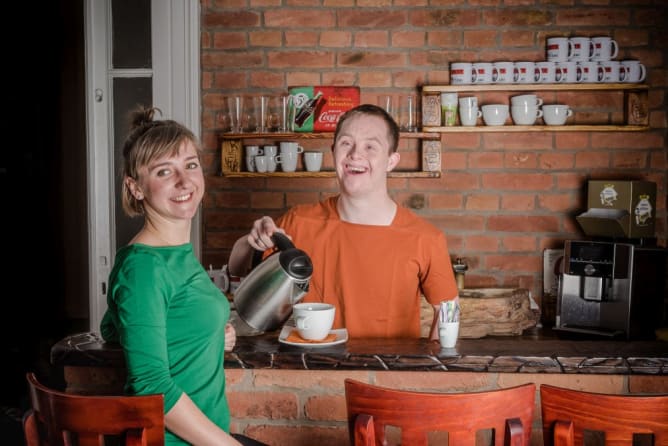 Sandra und Niklas beim Kaffee