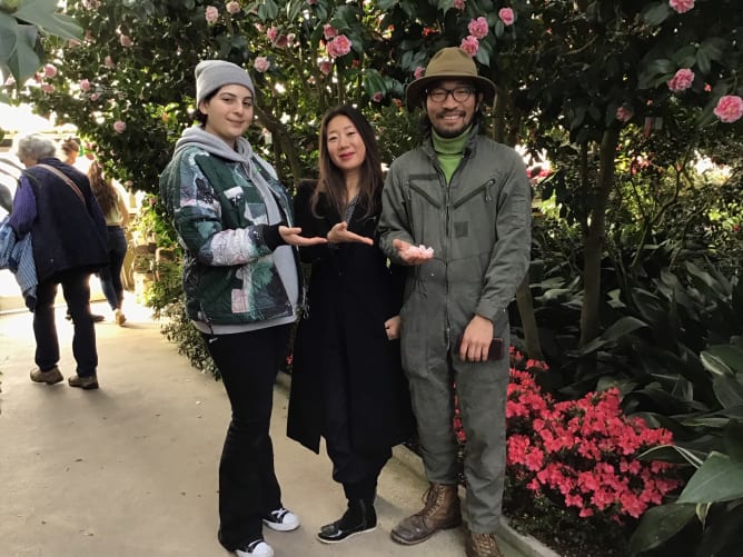 Beim Videodreh im Botanischen Garten Berlin mit Filmerin Samara Hammud