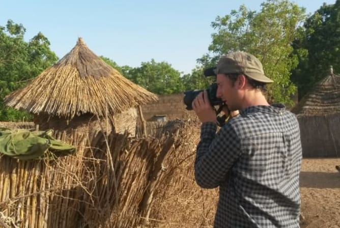 Alex prêt à dégainer sa caméra 