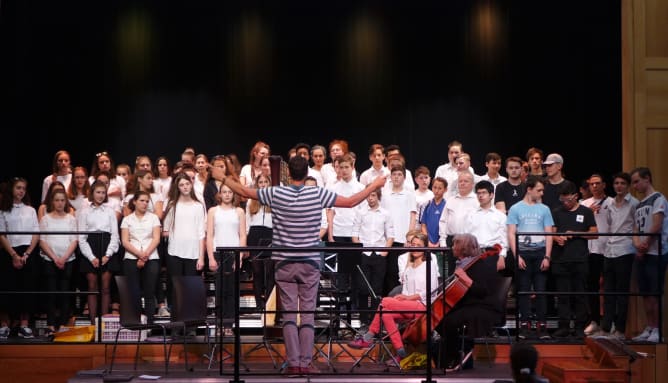 Johannes Luchsinger beim Einsingen mit dem Chor (2018)