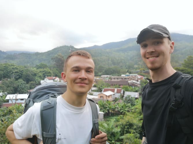 Dimitri Känel et Jordan Cadiot dans le village de Ranomafana