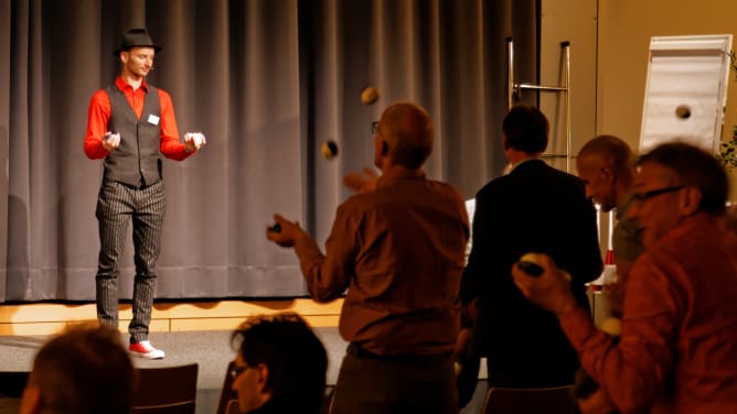 Kaspar erklärt eine Jonglierübung an einem Workshop