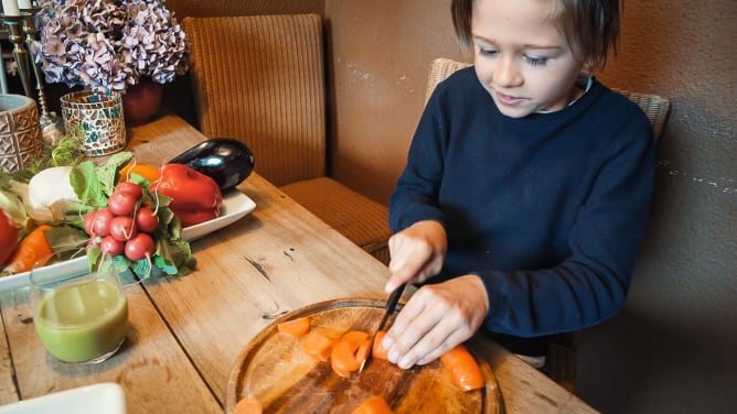 Leandro beim kochen