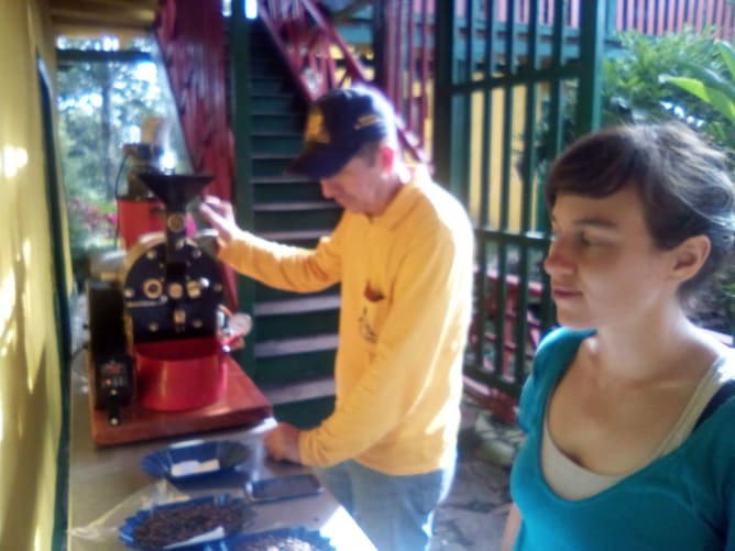 Martha et Norberto en train de torréfier nos premiers tests