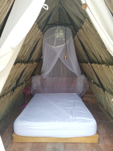Voici l’intérieur d’un bungalow tout simple à Minca (Colombie) où nous avons séjourné 3 nuits. Cette riche expérience nous a inspiré pour débuter notre projet écologique au brésil, nous allons le repenser pour qu'il soit un petit nid douillet confortable et plus spacieux.