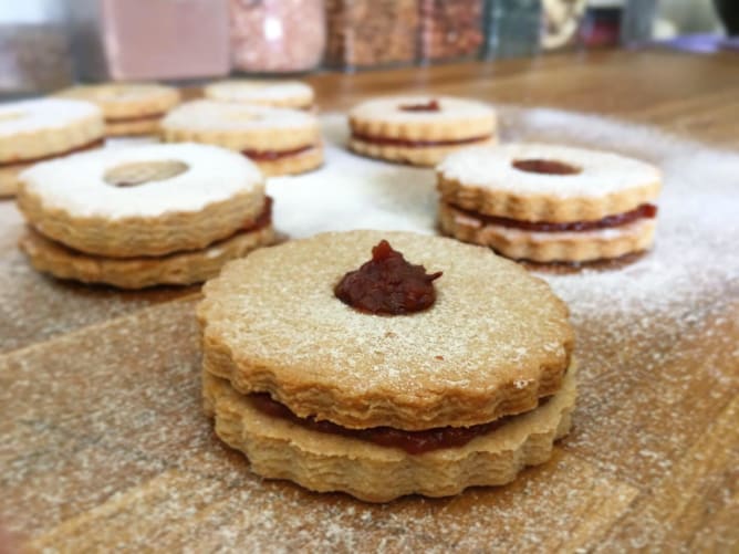 Les Petites Reines à la farine de blés anciens suisse et confiture légère en sucre aux fruits de saison