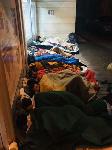 Schlafende Flüchtlinge vor dem Busbahnhof in Tuzla, 17. Mai 2019