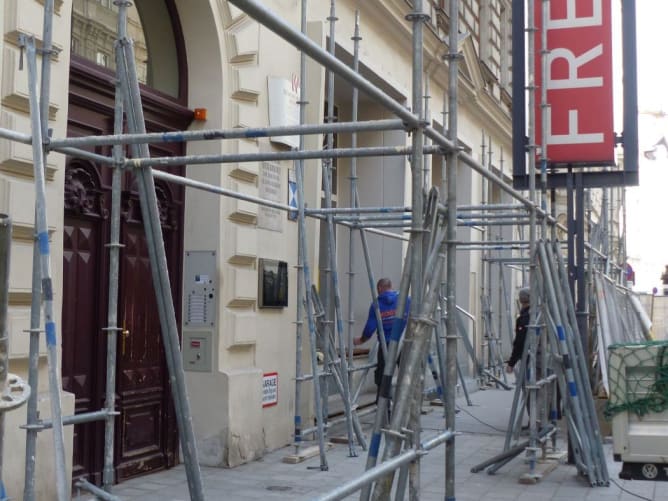 Hausfront der Berggasse 19 mit Baugerüst / Front of Berggasse 19 with scaffolding / Credit: Stephanie Letofsky, Sigmund Freud Privatstiftung