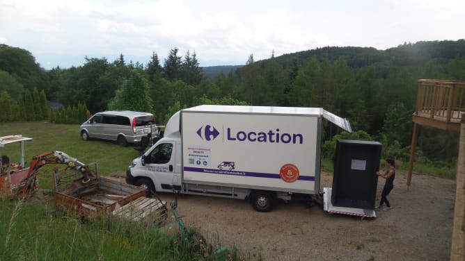 Nous débarrassons le mobilier pour le stocker dans la cave du futur centre Santé-Education, en attendant que les travaux soient terminés dans l'immeuble de la classe Montessori 3-6 ans