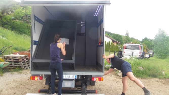 Nous débarrassons le mobilier pour le stocker dans la cave du futur centre Santé-Education, en attendant que les travaux soient terminés dans l'immeuble de la classe Montessori 3-6 ans