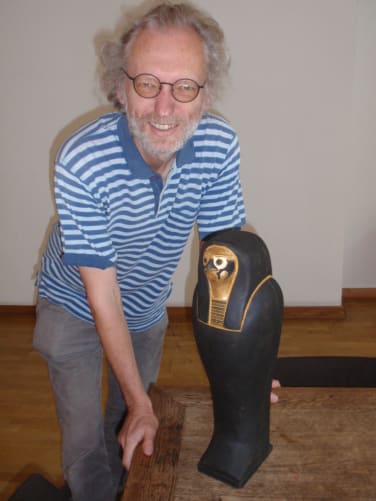 Ausstellungskurator Heinrch Wagner mit der gerade erstellten Replik einer «Kornosiris»