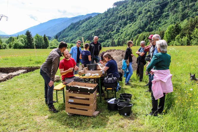 Es wird an der Wandmalerei gebastelt - Besucher aus Mühldorf sehen begeistert zu