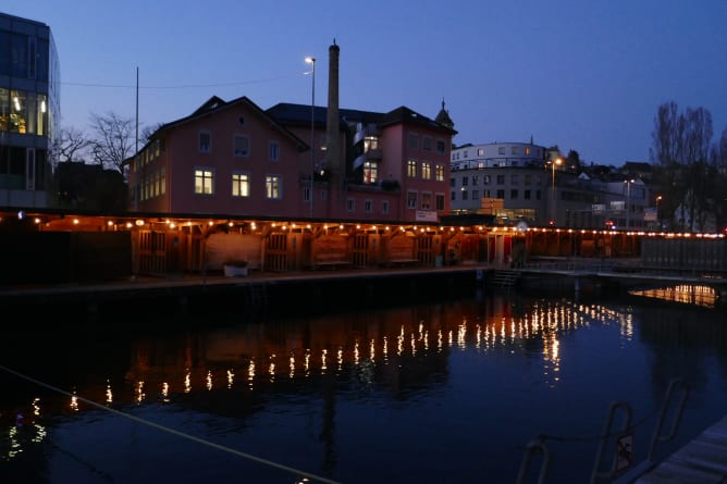 Glitzernde Lichter auf dem Rhein