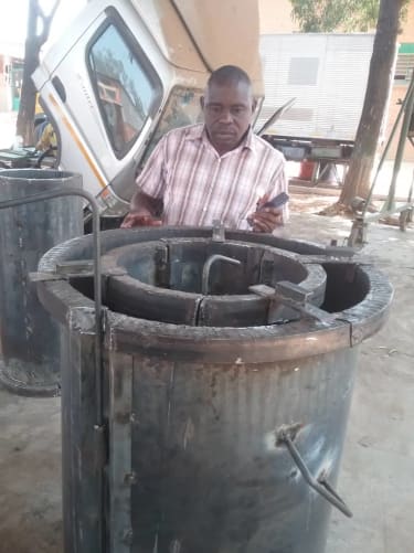 L’ingénieur Nestor Wembo inspecte une partie du futur statoréacteur