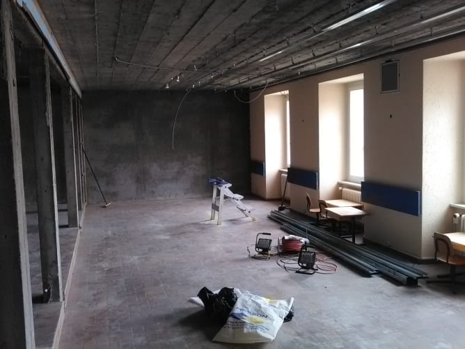 Vue sur la future salle de classe...Le mur sans brique et les crochets & barres métalliques au plafond !