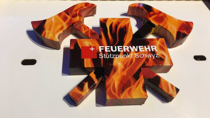 Unser erstes eigenes Produkt. Ein schweizer Feuerwehrkreuz für den Kühlergrill.