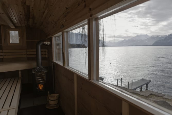 Les baies vitrées offrent une vue exceptionnelle sur le lac