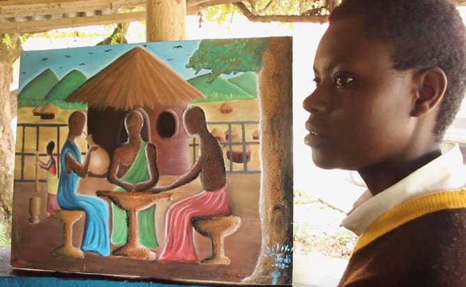 Jennifer avec un de leurs dessins dans l’école d’art.