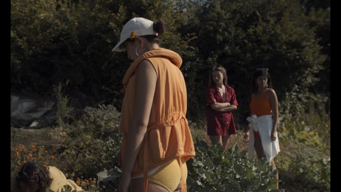 Leandra, Noé, Clara und Poppi im Garten -Filmstill