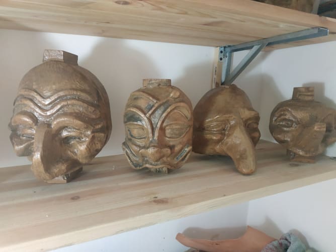 Quelques moules de masques, en bois.