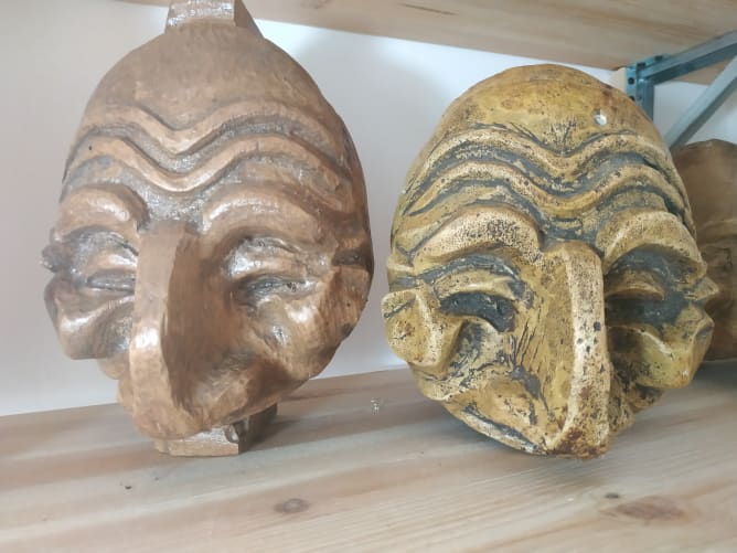 Exemple of a wooden copy (left) of a Pulcinella resin mould (right)