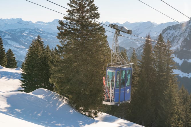 Mit der Bahn bequem ins Kinderskigebiet