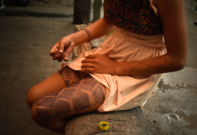 Beaucoup d’indigènes s’ornent encore de la peinture corporelle traditionnelle de leur peuple. Il y a une variété de motifs et de symboles, chacun avec sa propre signification. (Photo : SPM)