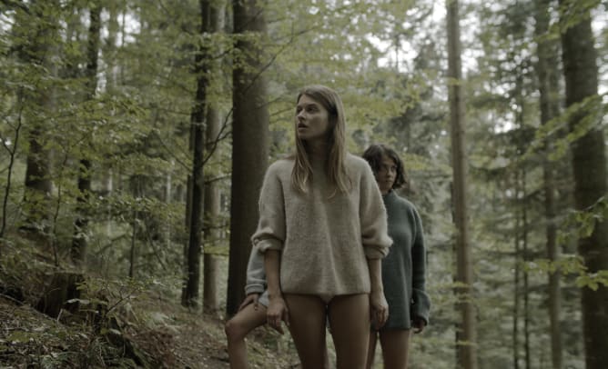 Clara und Leandra im Wald - Filmstill